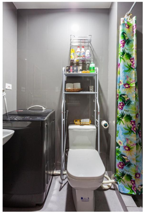 Marivic's Place At Air Residences Makati Apartment *